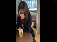 夕日に切ない表情を浮かべる無垢な美少女